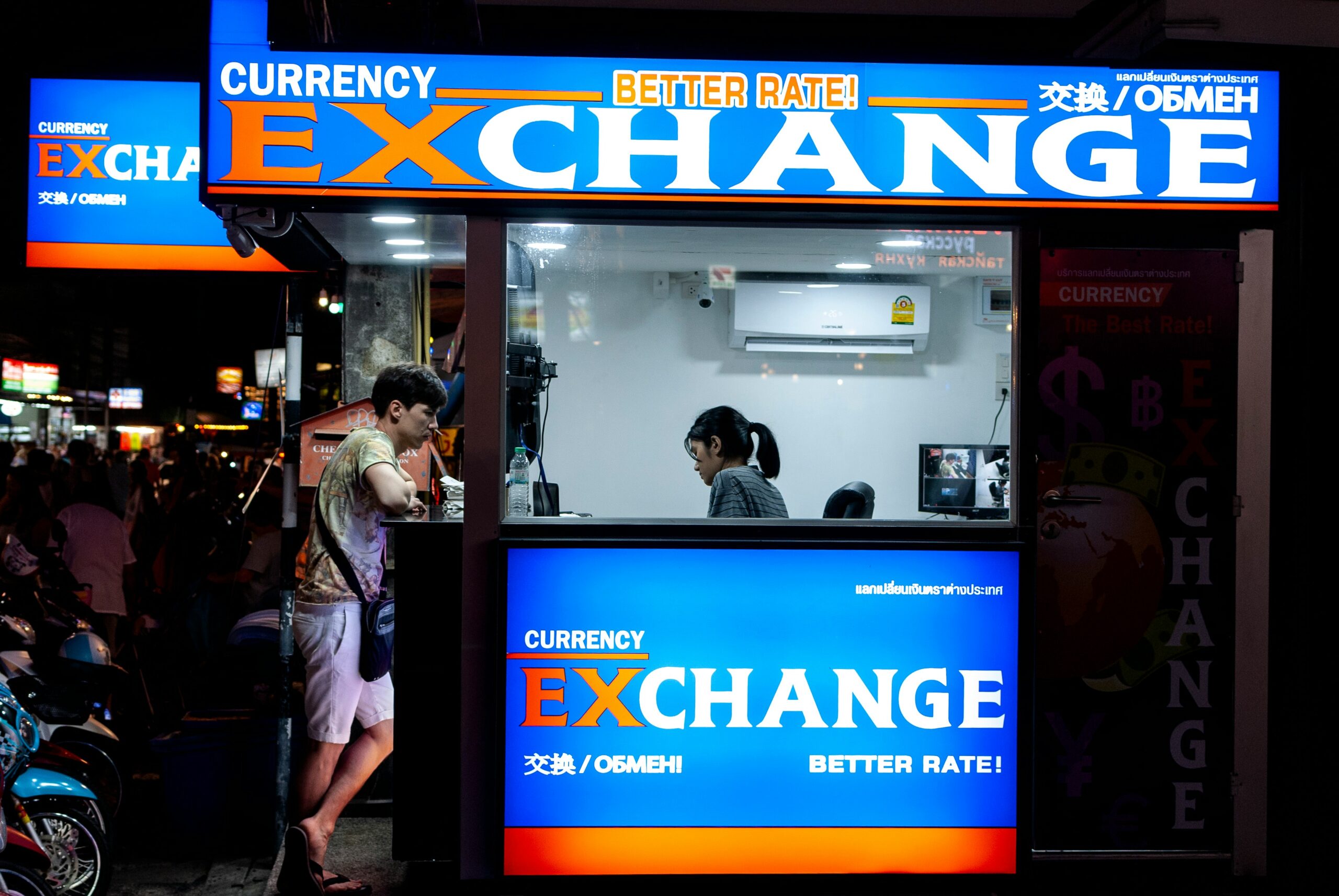 CURRENCY EXCHANGE 両替店の店頭