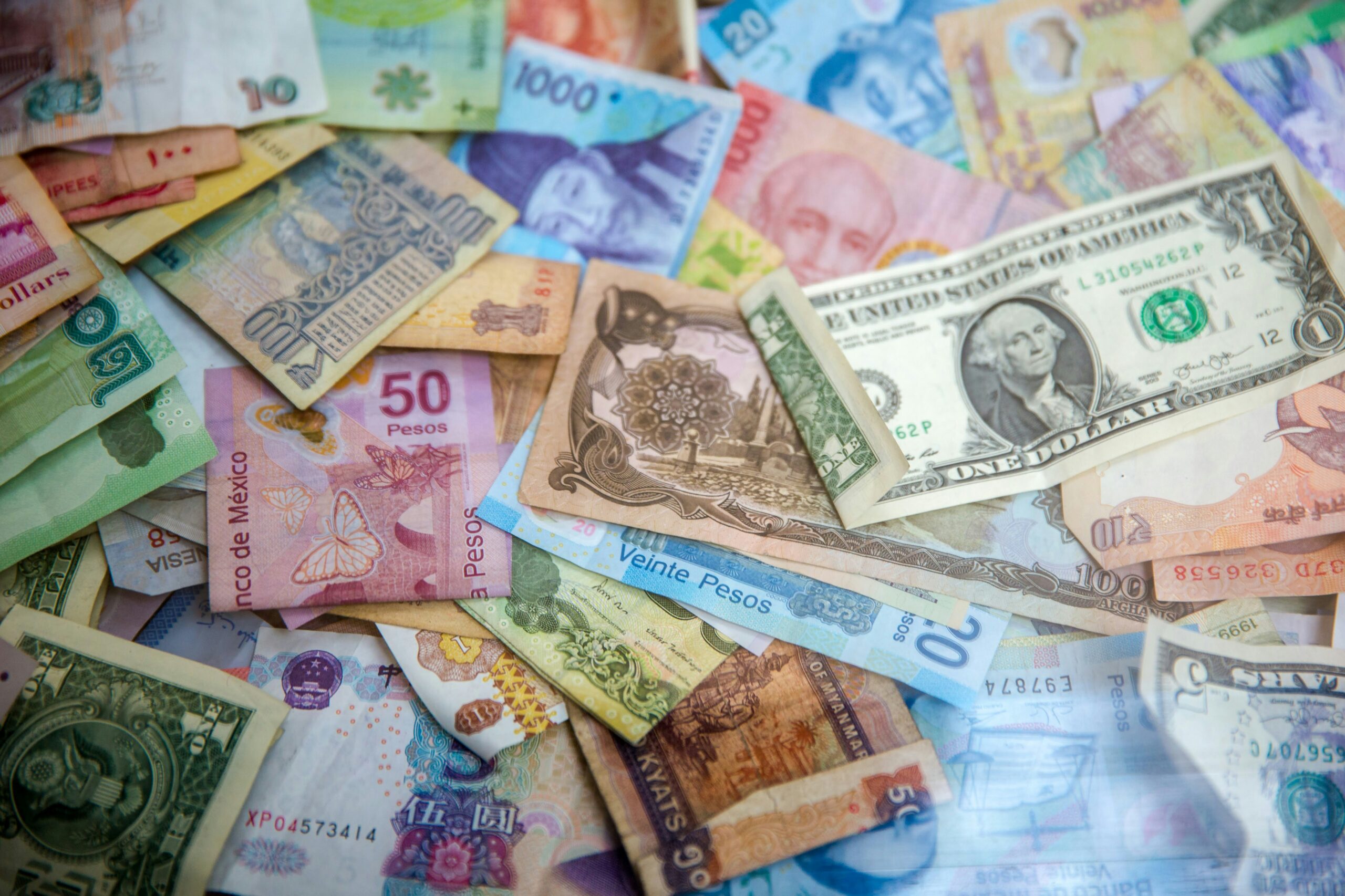 世界各国の通貨紙幣のクローズアップ
