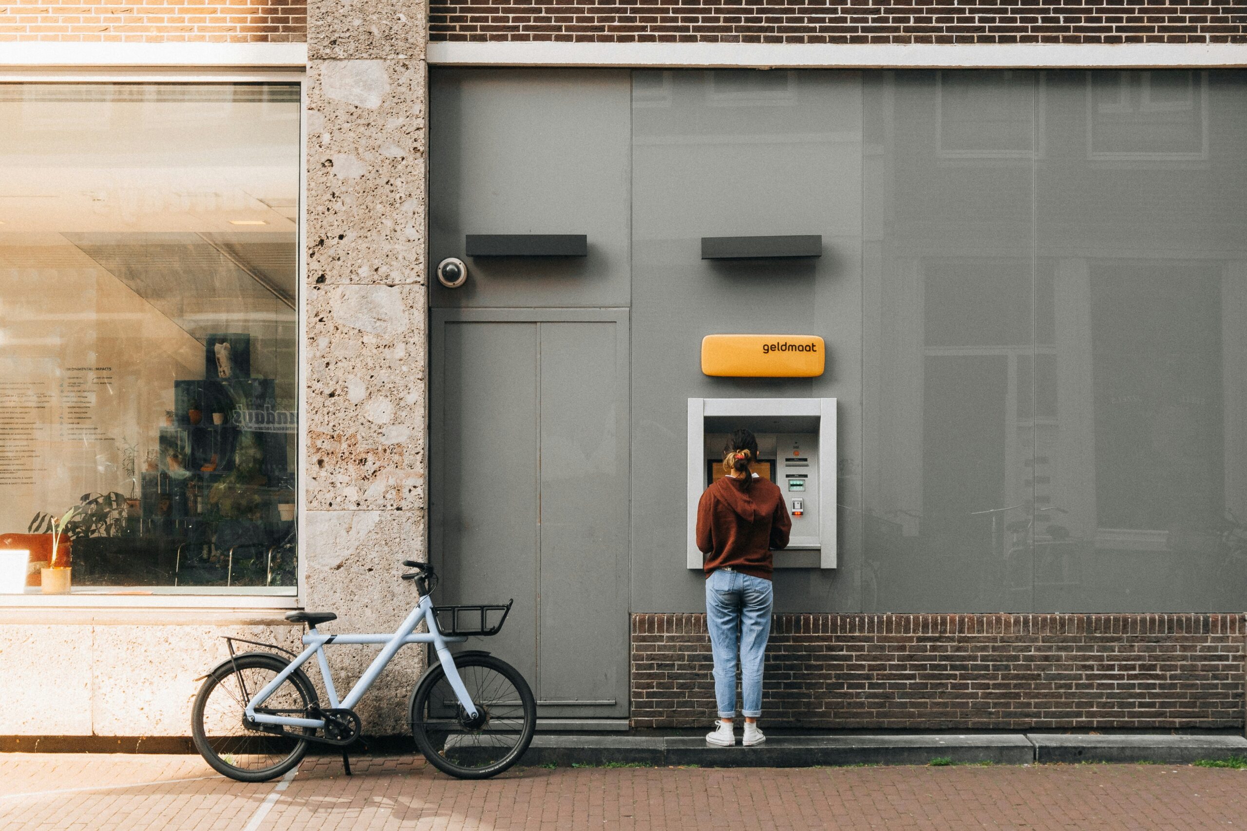 街中のATM（geldmaat）で女性が引き出すシーン（オランダ風景）