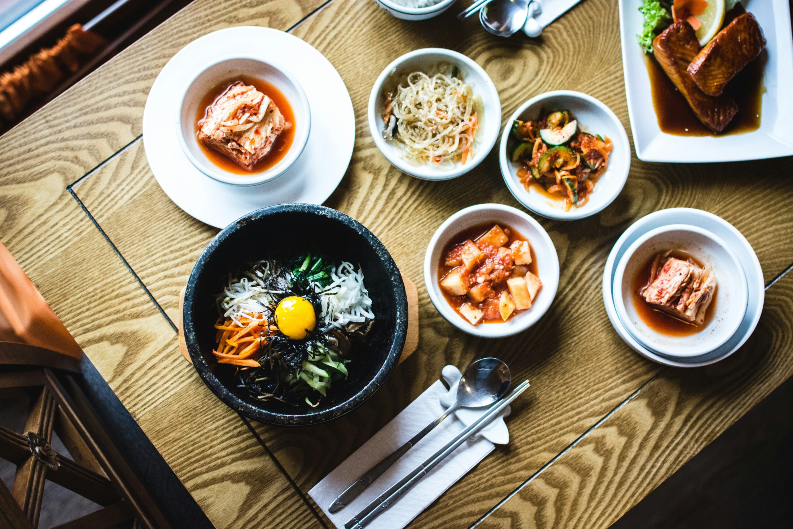 ビビンバと韓国料理のテーブル