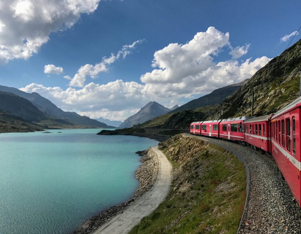 ベルニナ線の赤い列車とスイスの湖