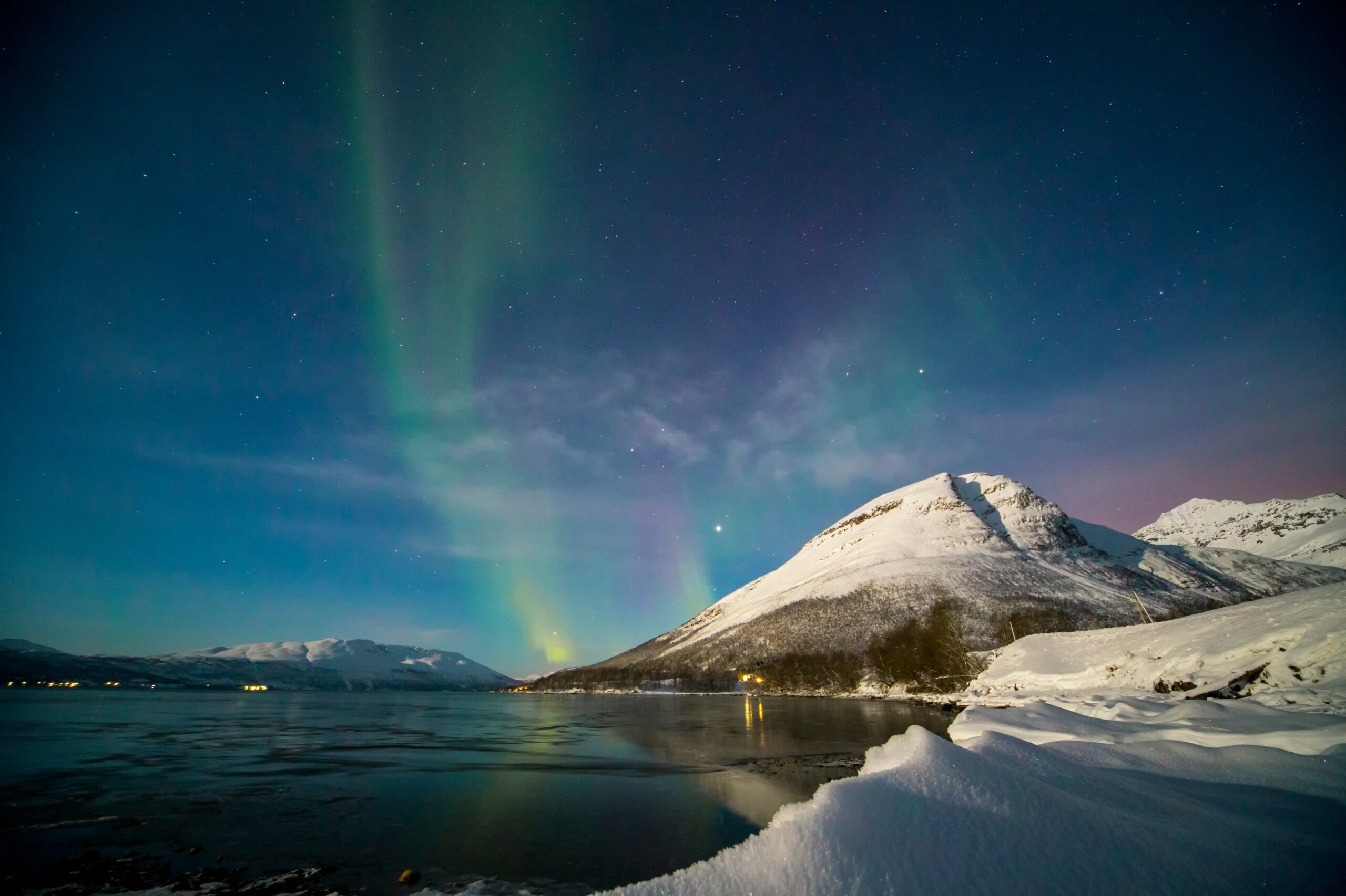 ノルウェーのオーロラとフィヨルド