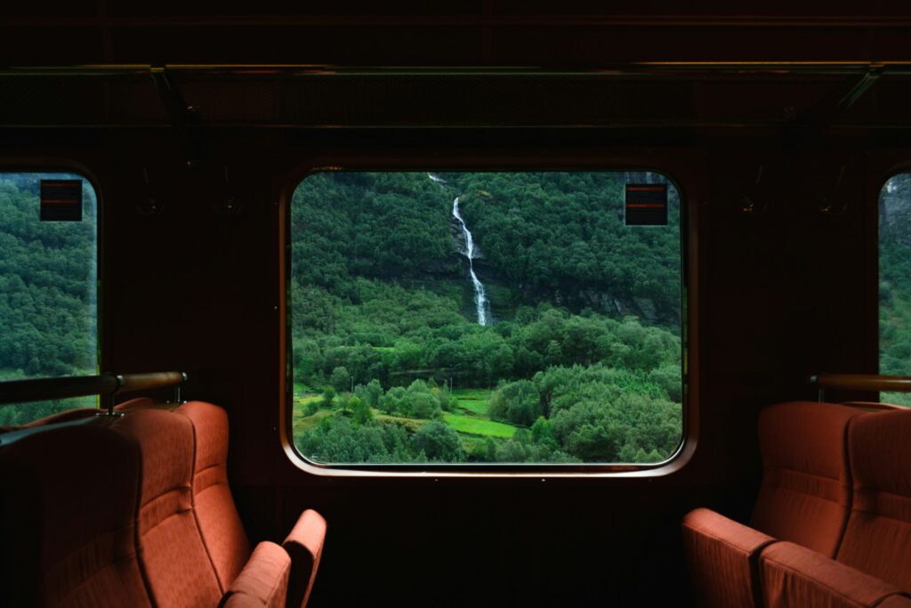 列車の車窓から見えるノルウェーの滝