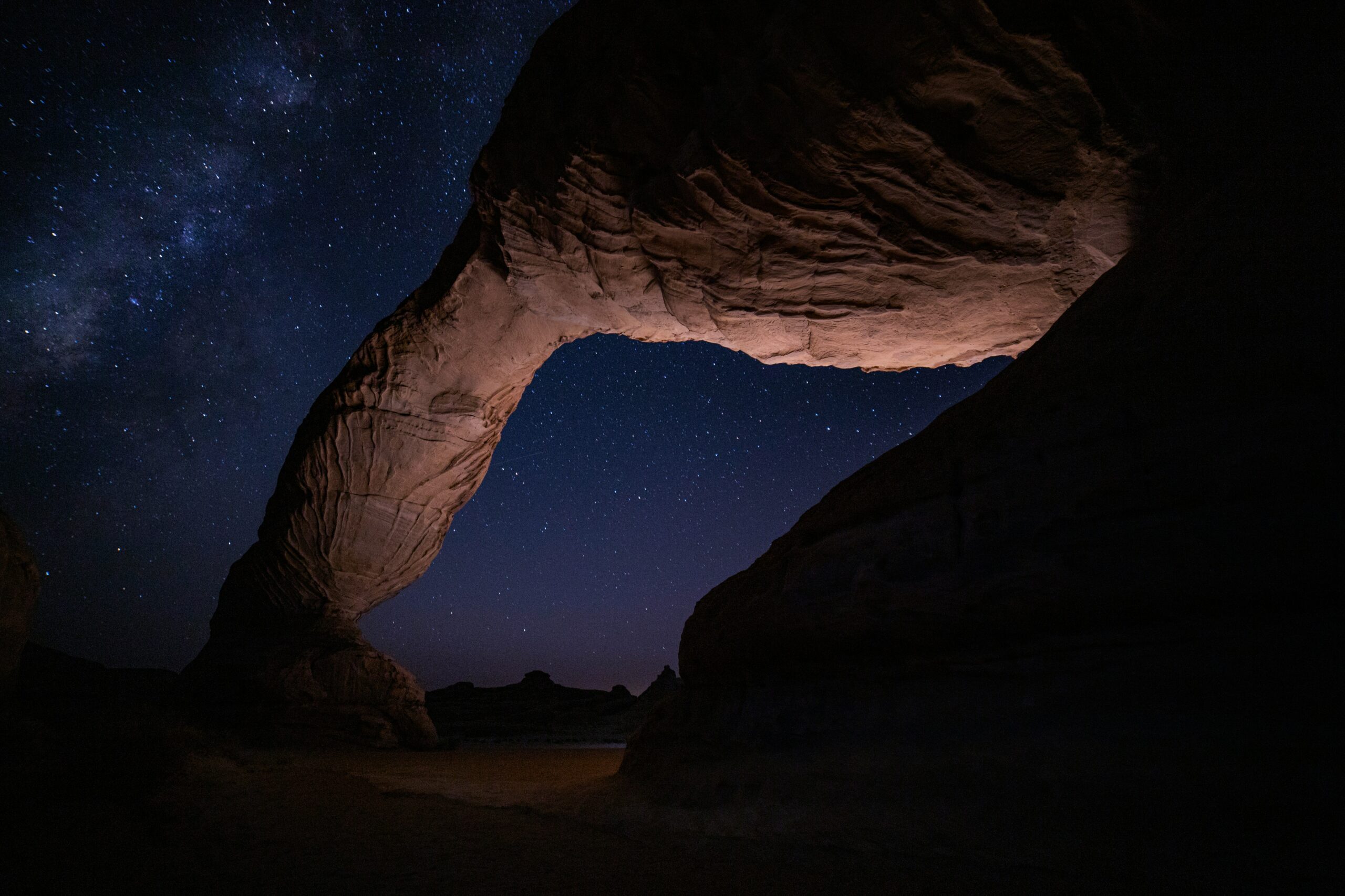 星空とサウジアラビアの砂漠の岩